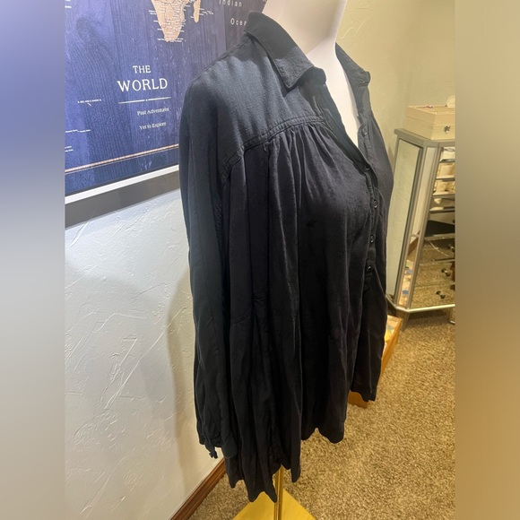 Free People oversized black top with collar and detail on back as shown in photo - Picture 3 of 9